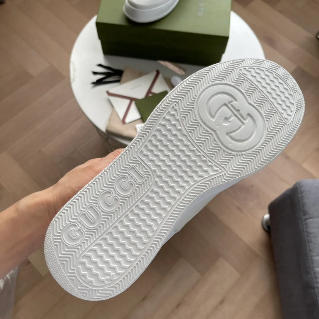 G Home 🆕New webbing sneakers✔️The brand’s classic webbing element is inspired by Gucci’s equestrian origins. Each season, it is reinterpreted through a variety of new and unique designs and styles. It appears on this leather sneaker with red and blue details, interpreting the brand's design concept of integrating sports and leisure. The thick-soled design gives the sneakers a retro feel~ Size: 35-40 (women) 38-45 (men) P hot style Color: white leather, black leather, brown leather, white webbing